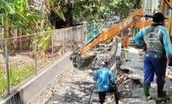 Dikeluhkan Warga Soal Sampah Yang Menumpuk di Sungai Jalan Pahlawan Probolinggo Dibersihkan