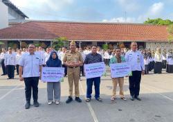 Pj Bupati Serahkan Santunan BPJS Ketenagakerjaan, Dorong Terus Keikutsertaan 