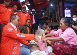 Blusukan di Pasar Bolu, Danny Pomanto Dukung UMKM Lokal di Toraja