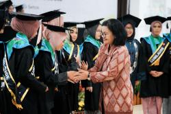 Wisuda ITESA Muhammadiyah Beri Penghargaan Agustina Wilujeng Atas Kepedulian Beasiswa