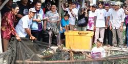 Maesyal Rasyid Hadiri Panen Raya Ikan Lele di Kampung Gandaria