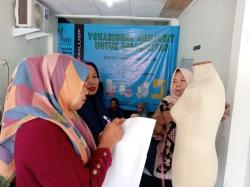 Yayasan Kreasi Tuli Latih Difabel Teknik Menjahit