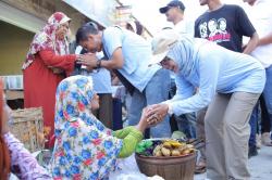 Blusukan Pasar Bersama Istri, Setyo Wahono Sosialisasi Program Bantuan IKM Rp 1 Miliar Per Desa