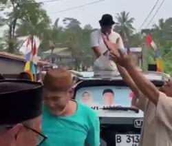 Viral! Pria Hamburkan Uang dari Atas Mobil, Diduga Tim Sukses Salah Satu Paslon Bupati Pandeglang!