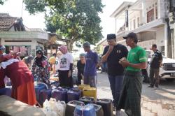 Rusdi Sutejo Salurkan Air Bersih di Lumbang, Janji Atasi Kekeringan