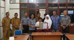 Kepala Kanwil Kemenkumham NTT Serahkan Penegasan Status WNI kepada Anak Hasil Perkawinan Campuran