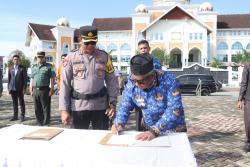 Pj Bupati dan Kapolres Aceh Utara Serah Terima 1.397 Anggota Satlinmas Untuk Pengamanan Pilkada 2024