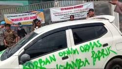 Pria Cilegon Bongkar Alasan di Balik Aksinya Hancurkan Mobil Sendiri Saat Demo, Apa yang Terjadi?