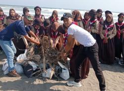 Kegiatan Bersih Pantai: Kolaborasi Siswa dan Alam di Cikembulan Pass