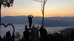 Sensasi Menakjubkan! Menikmati Lautan Awan di Gunung Luhur Citorek, Seolah Ombak Bergulung di Langit