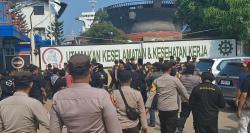 Ganggu Aktivitas Alur, Ratusan Nelayan Puloampel Demo di Galangan PT HTS