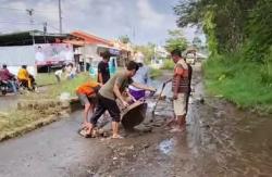 Warga Swadaya Perbaiki Jalan Rusak di Desa Tanjung Raya, Lampung Barat