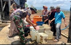 Atasi Kekeringan, Satgas TMMD Ke 122 Kodim 1425 Jeneponto Distribusi Air Bersih ke Warga