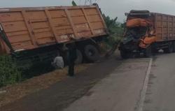 Diduga Supir Ngantuk,  Truk Seruduk Mobil Dumtruk yang sedang Parkir Dibahu Jalan