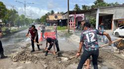 Bertahun Rusak, Kapolres Tambal Jalan Berlubang