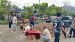 Bertahun-tahun Rusak, Kapolres Bersama Tim Tambal Jalan Berlubang