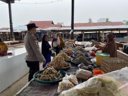 Pasar Tradisional Desa Segati Jadi Sasaran Personil Polsek Langgam Sampaikan Pesan Pilkada