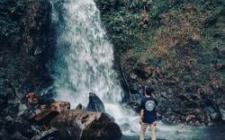 5 Tempat Wisata di Cibinong, Air Terjun Curug Ciherang Suaranya Bergemuruh tapi Membuat Hati Tenang