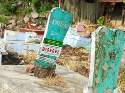 Bikin Heran, Puluhan Makam di Indramayu Terpasang Stiker Penyegelan