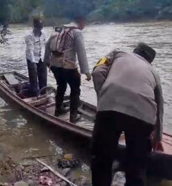 Kapolsek Rokan IV Koto Lewati Sungai untuk Temui Warga Sampaikan Pilkada Damai