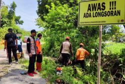 BPBD Grobogan Mulai Perbaiki Jalan Miring di Desa Bangsri Geyer Dengan Pemasangan Bronjong