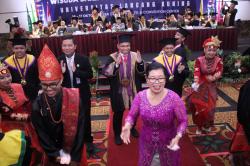 Tarian Daerah Warnai Wisuda Unilak ke-69, Tunjukkan Komitmen Kampus Multikultural