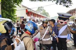 Pengendara Dibuat Kaget saat Operasi Lodaya, Ternyata Polantas Kuningan Beri Helm Gratis