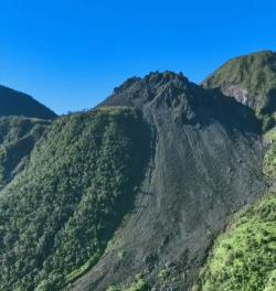 Jelajah Manggarai, Ada Wisata Gunung Ranaka yang Tak Kalah Tersohor di NTT