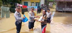 Polrii Berikan Bantuan kepada Korban Banjir di Kepenuhan