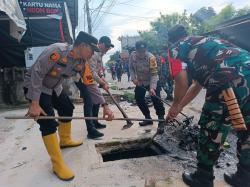 Polsek Laksanakan Gotong Royong Bersama, Demi Jaga Kebersihan Lingkungan dan Ciptakan Situasi Aman