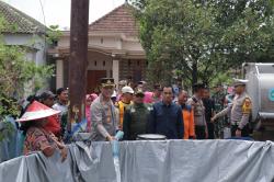 Polres Lamongan Kirim 107.000 Liter Air Bersih Untuk Warga Terdampak Kekeringan