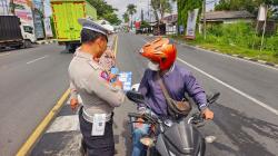 Satlantas Polres Ciamis Intensifkan Sosialisasi Operasi Zebra Lodaya 2024, Bagikan Ribuan Stiker