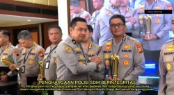 Dua Personel Biro SDM Polda Sumsel Raih Penghargaan SDM Award Pada Rakorbin SDM Polri 2024