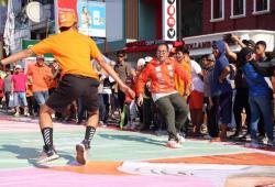 Danny Pomanto Main Asing-Asing Hingga Nyanyi Bareng Pengunjung CFD Boulevard