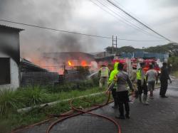 Kebakaran Hanguskan TPST Singosari, Kerugian Capai Puluhan Juta Rupiah