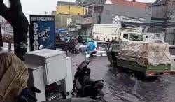 Hujan Deras bikin Jalan Imam Bonjol Cikarang Barat Banjir, Sejumlah Motor Mogok