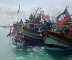 Momen Mengerikan! Kapal Nelayan Bertabrakan di Acara Larung Sesaji, Sejumlah Warga Jatuh ke Laut!