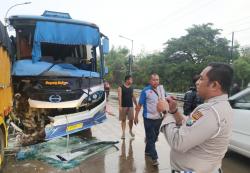 Tabrakan Beruntun di Jalan Raya Jombang, Bus Sugeng Rahayu Pesok, Sopir Luka Parah