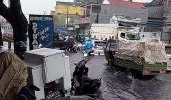 Jalan Imam Bonjol Cikarang Barat Banjir, Sejumlah Motor Mogok