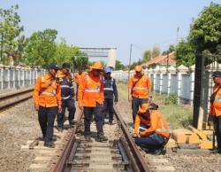 PT. KAI Daop 3 Cirebon Intensifkan Pemeriksaan Jalur, Siapkan Keamanan Perjalanan Kereta Api