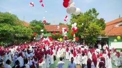 Peringati Hari Santri, Ribuan Siswa Terbangkan Balon Harapan Untuk Prabowo-Gibran