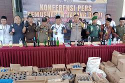 Polres Kulonprogo Musnahkan 1.263 Botol Miras Hasil Operasi Cipkon Jelang Pemilu