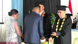 Sedih, Orang Tua Jesika Usfinit Terima Ijazah dengan Air Mata Saat Wisuda Unimor