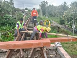 Tujuh Titik Bantalan Kayu Rel Kereta Api di Probolinggo, Diganti Dengan Bahan Sintetis