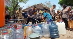 Kendaraan Taktis Water Cannon Bantu Atasi Krisis Air di Pasuruan