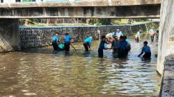 Santri bersama TNI/Polri Gelar Aksi Bersih- bersih Sungai di Pengging, Boyolali