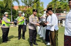 Bagikan Helm, Upaya Pembiasaan Santri Tertib Berlalu Lintas