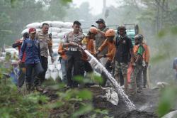 Dirusak, Polres Mojokerto dan Relawan Bangun Kembali Jalur Penyelamat di Turunan Pacet