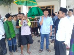 Saat Setyo Wahono Ikut Memikul Jenazah, Ketika Takziah Ibunda Anggota DPRD Bojonegoro