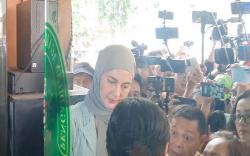 Wajah Paula Verhoeven Terlihat Tenang Meski Duduk Berjauhan dengan Baim Wong di Pengadilan Agama